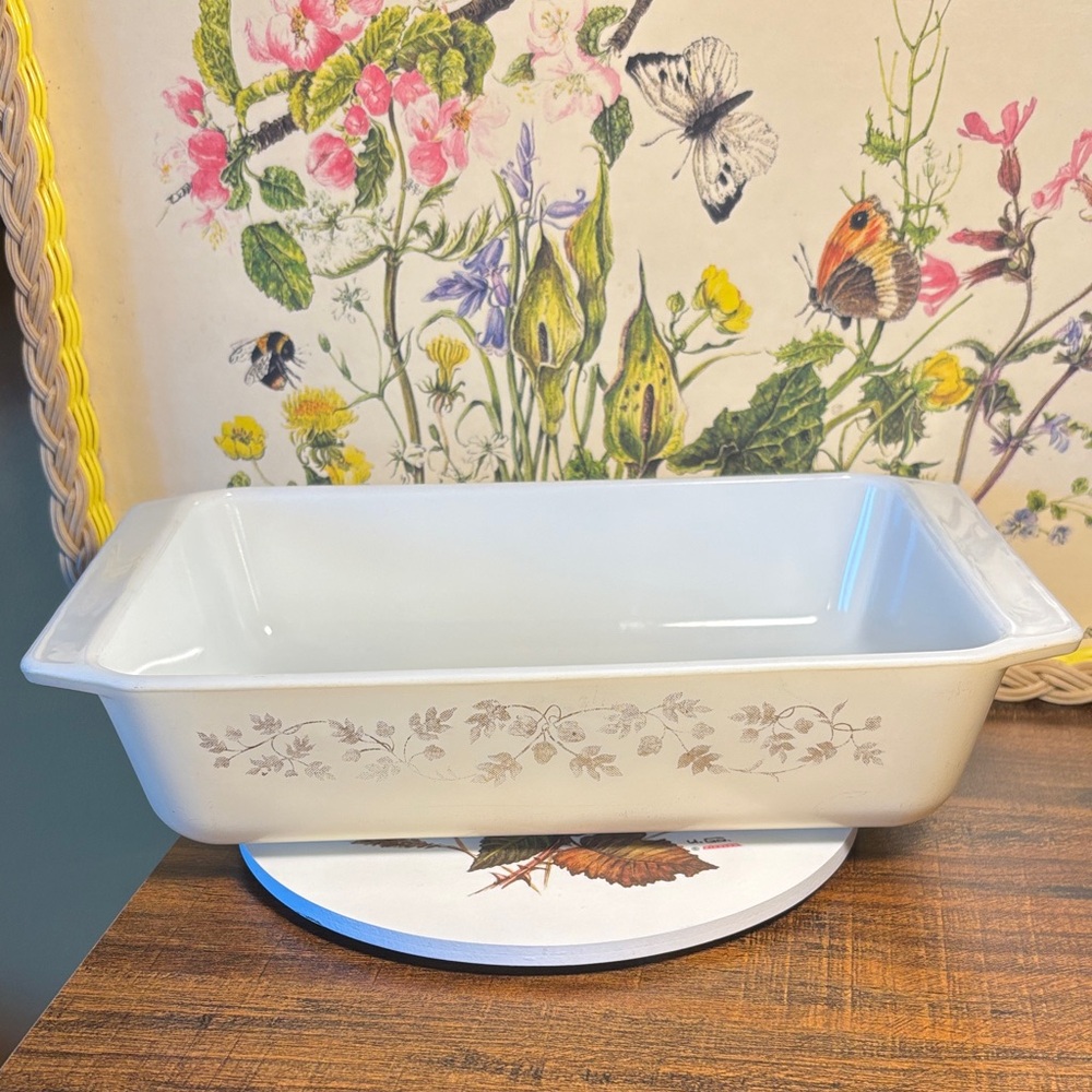 1960 Golden Acorn Pyrex 575